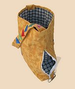 K�zzel varrt v�llt�ska zseb