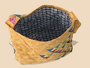 K�zzel varrt v�llt�ska belseje