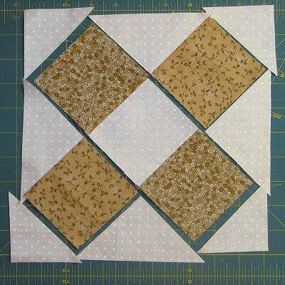 2.l�p�s: nagyobb h�romsz�geket varrtam a n�gyzetekhez