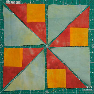 2.lépés: kis háromszögeket varrom a négyzet két oldalára
