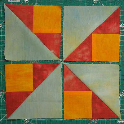 3.lépés: hagy háromszögek rávarrása, négyes blokk